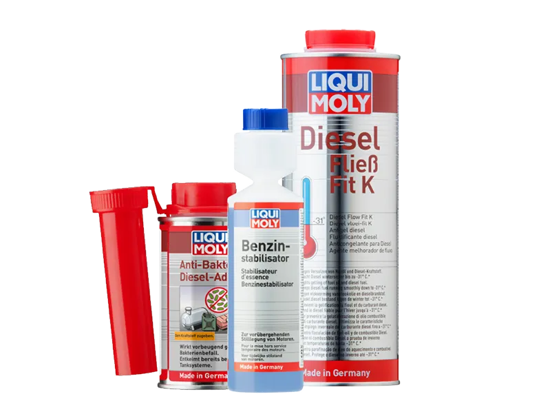 Verschiedene Liqui Moly Additive, wie Motor Clean und Benzinstabilisator, vor einem hellblauen Eis-Hintergrund.